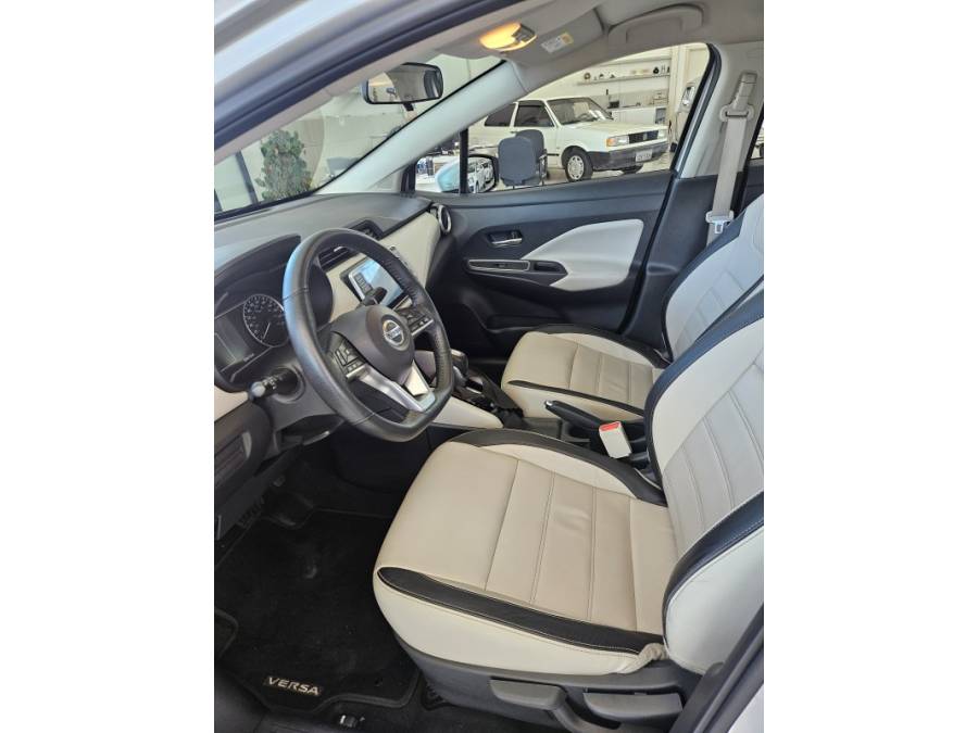NISSAN - VERSA - 2020/2021 - Prata - R$ 85.000,00