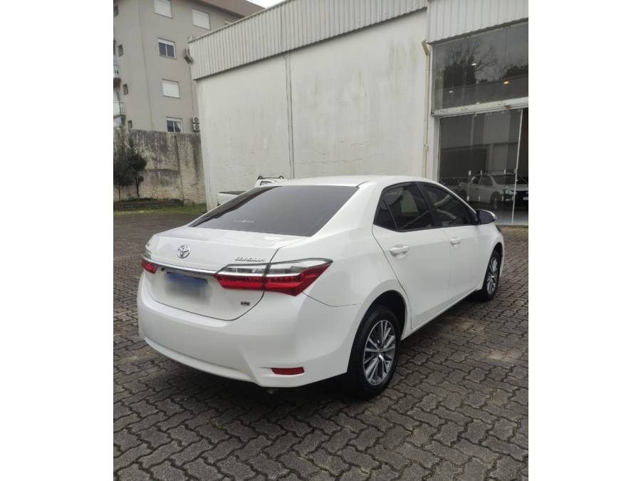 TOYOTA - COROLLA - 2017/2018 - Branca - R$ 89.000,00