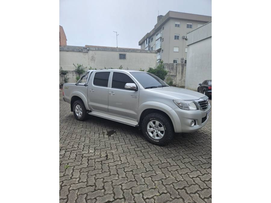 TOYOTA - HILUX - 2013/2013 - Prata - R$ 117.000,00