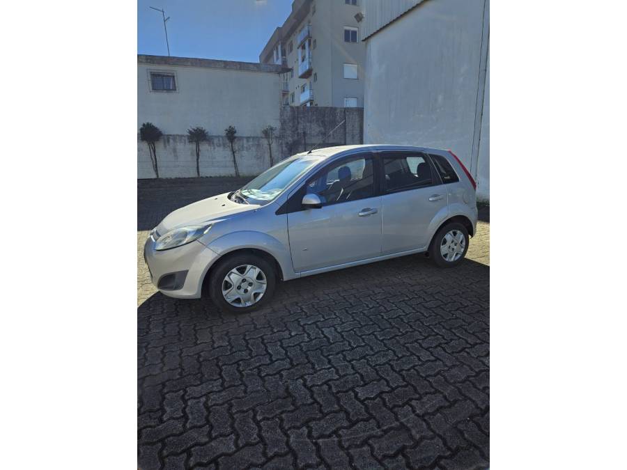 FORD - FIESTA - 2013/2014 - Cinza - R$ 34.000,00