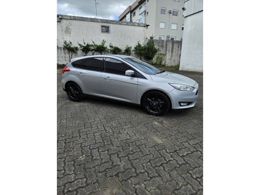 FORD - FOCUS - 2015/2016 - Prata - R$ 56.500,00