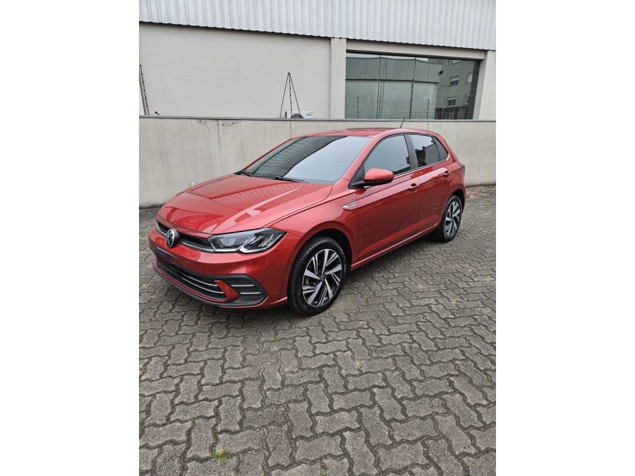 VOLKSWAGEN - POLO - 2023/2024 - Vermelha - R$ 107.000,00